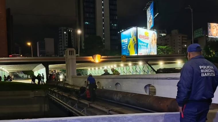 PoliBaruta rescató y auxilió a joven que pretendía lanzarse de un puente en Las Mercedes