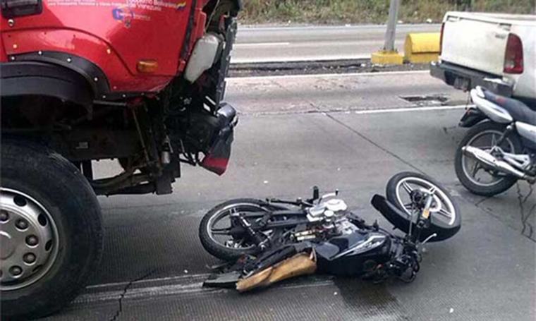 Adolescente resultó herido tras chocar contra un camión cisterna en Coro (+Video)