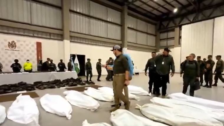 Polémicos videos del presidente de Colombia entre cadáveres al dar balance de "operación Azarías"