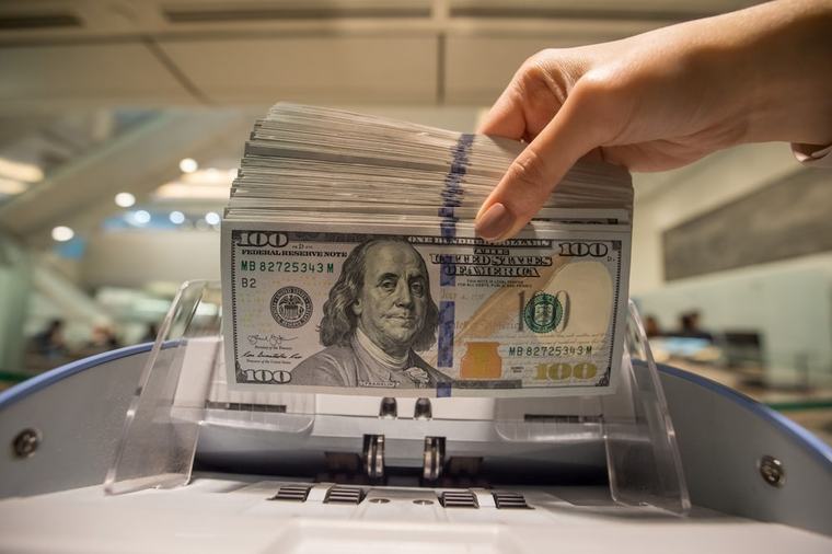 Wall Street reacciona a Warsh: el dólar repunta, mientras el oro y el S&P 500 caen tras Jackson Hole