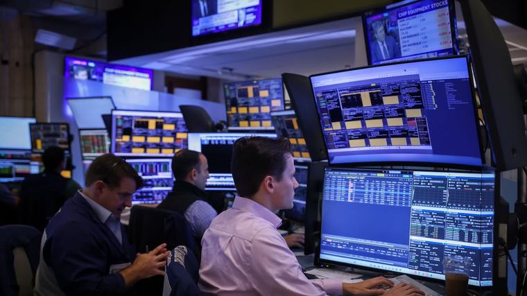 S&P 500 logra su mayor avance en un mes y el dólar toca mínimos de mayo tras mensajes de Waller