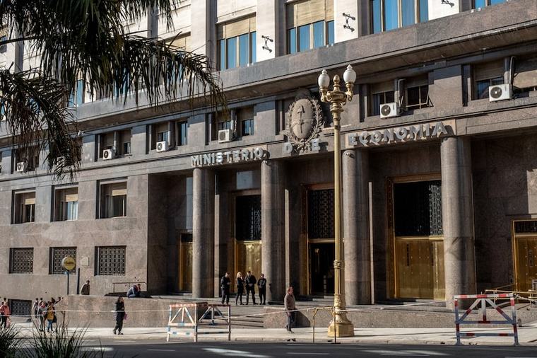 El Tesoro argentino refinancia 95% de los vencimientos en desafiante licitación de deuda