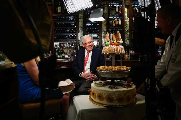 Warren Buffett cumple 96 años: las grandes inversiones y lecciones que marcan su trayectoria