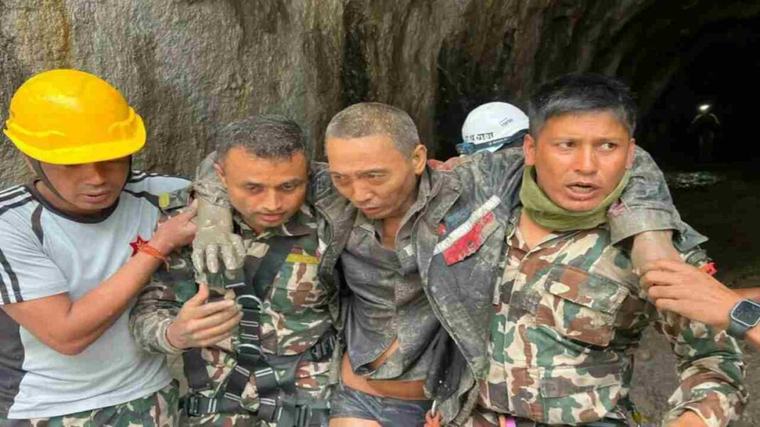 Rescatan con vida a dos personas tras 11 días de riadas en Nepal