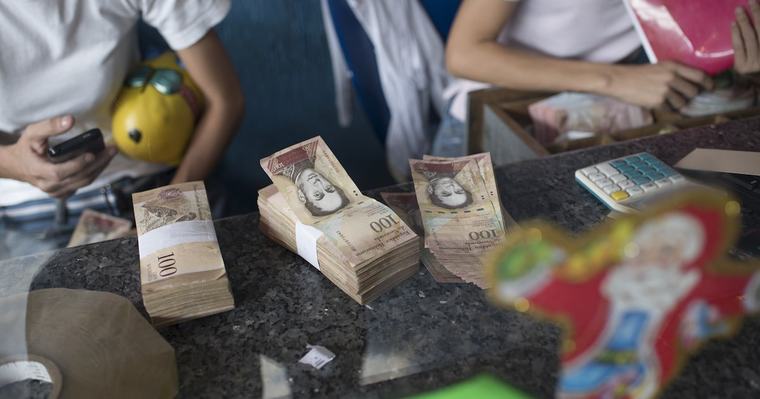 Por qué pagar en bolívares resulta más conveniente que pagar en dólares en Venezuela