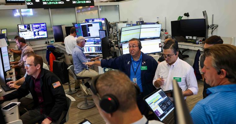 Wall Street cae al cierre de agosto tras tensiones con Irán y apuestas sobre tasas de la Fed