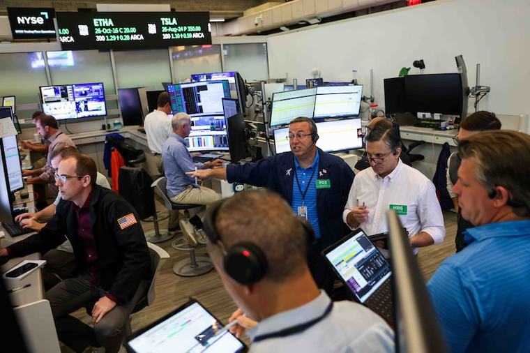 Wall Street cae al cierre de agosto tras tensiones con Irán y apuestas sobre tasas de la Fed