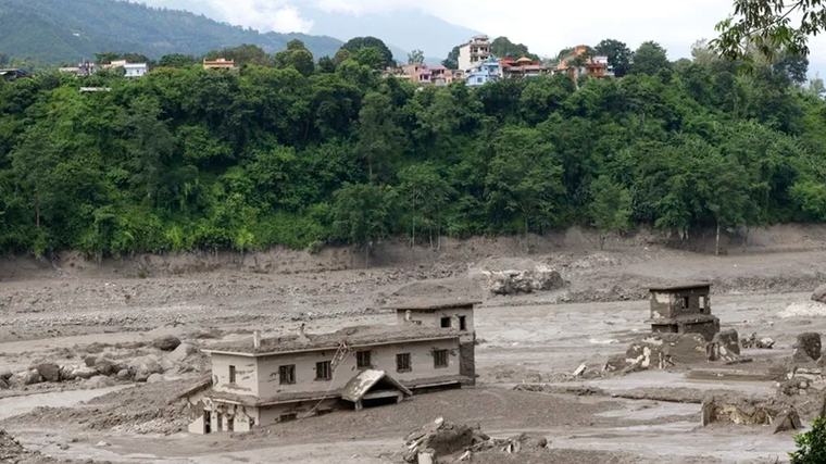 Nepal comenzó a sepultar cadáveres no identificados tras las devastadoras inundaciones