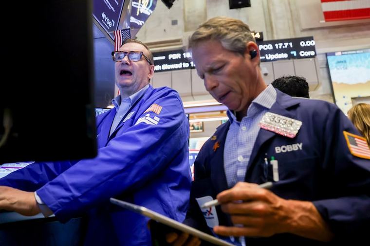 Wall Street reacciona a Warsh: el dólar repunta, mientras el oro y el S&P 500 caen tras Jackson Hole