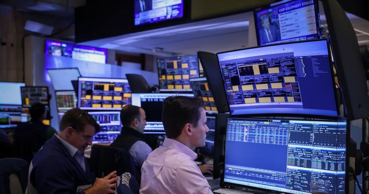 S&P 500 logra su mayor avance en un mes y el dólar toca mínimos de mayo tras mensajes de Waller