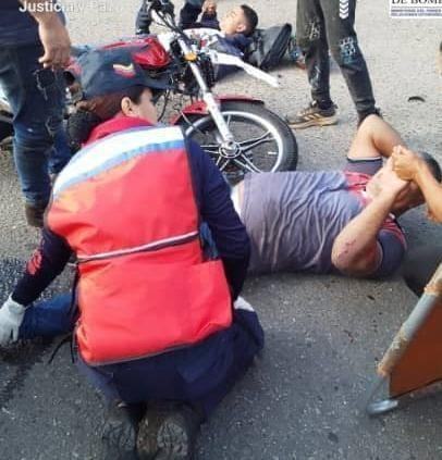 Colisión de motos deja dos lesionados en San Antonio