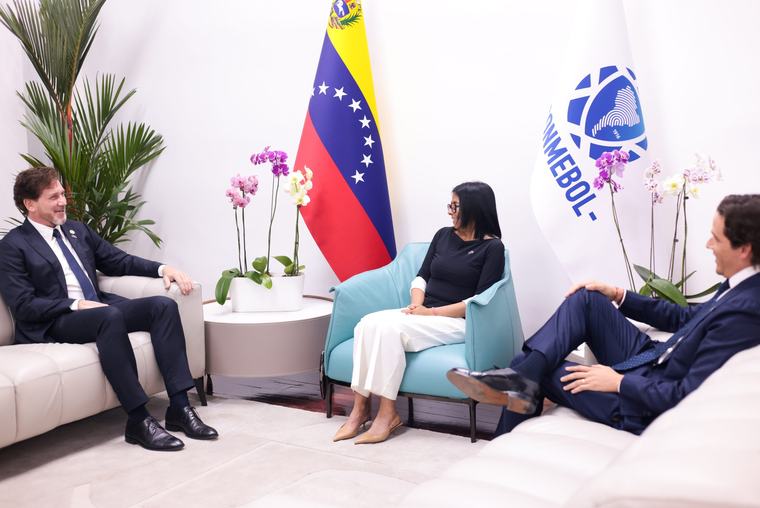 Presidenta Delcy Rodríguez sostuvo encuentro con máximas autoridades de la Conmebol y la FVF