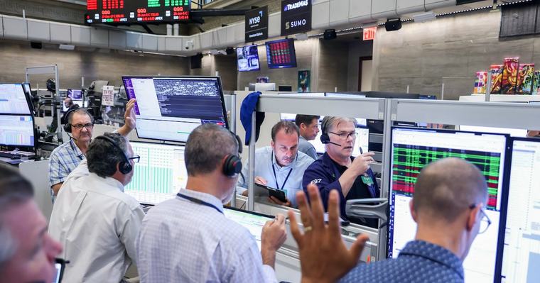 Wall Street rebota y corta tres jornadas de pérdidas ante alivio del petróleo y los bonos