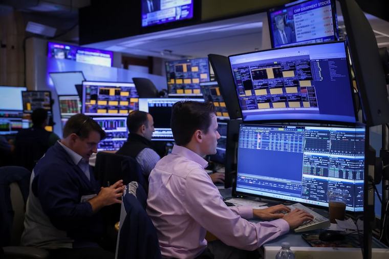 S&P 500 logra su mayor avance en un mes y el dólar toca mínimos de mayo tras mensajes de Waller